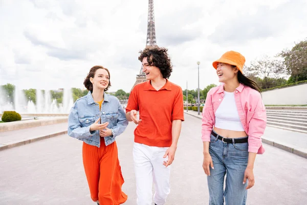 Skupina Mladých Šťastných Přátel Kteří Navštíví Paříž Eiffelovu Věž Oblast — Stock fotografie