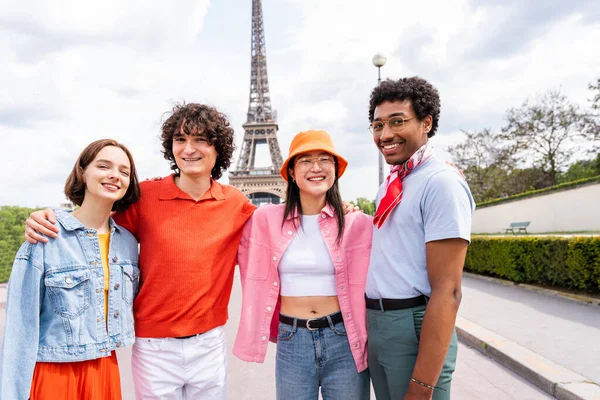 Gruppe Junger Glücklicher Freunde Besucht Paris Und Den Eiffelturm Das — Stockfoto