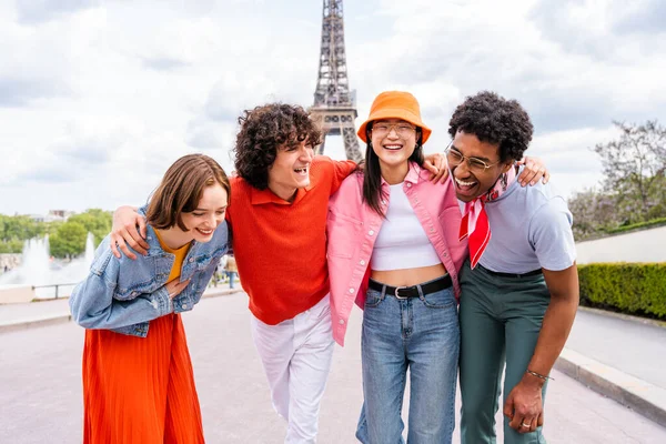 Groupe Jeunes Amis Heureux Visitant Paris Tour Eiffel Région Trocadéro — Photo
