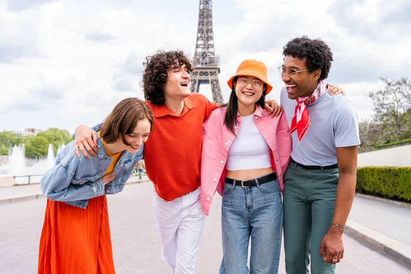 Grupo Jovens Amigos Felizes Que Visitam Paris Torre Eiffel Área — Fotografia de Stock