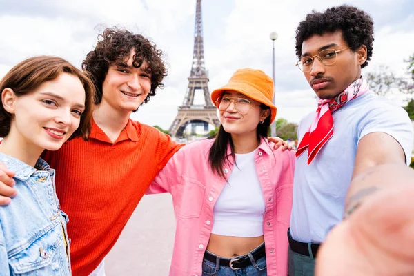 파리와 로카데로 프랑스 구경하는 관광객들로 이루어진 그룹의 친구들 — 스톡 사진