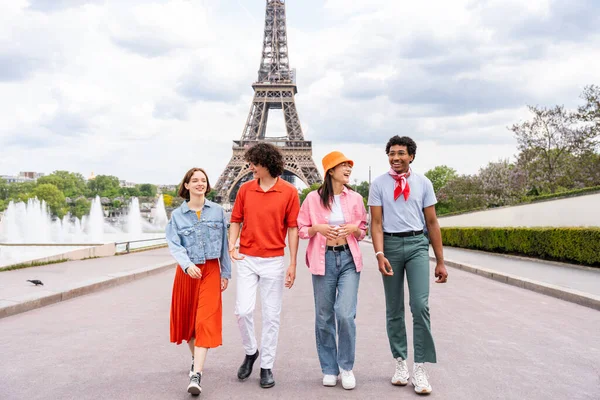 Groep Jonge Vrienden Bezoekt Parijs Eiffeltoren Trocadero Gebied Seine Rivier — Stockfoto