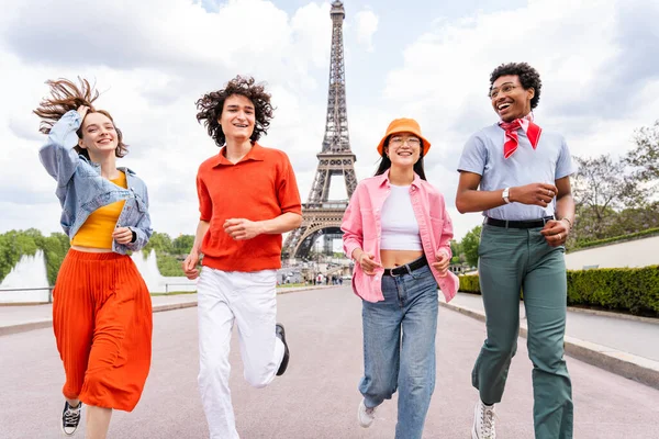 Grupo Jóvenes Amigos Felices Que Visitan París Torre Eiffel Zona —  Fotos de Stock