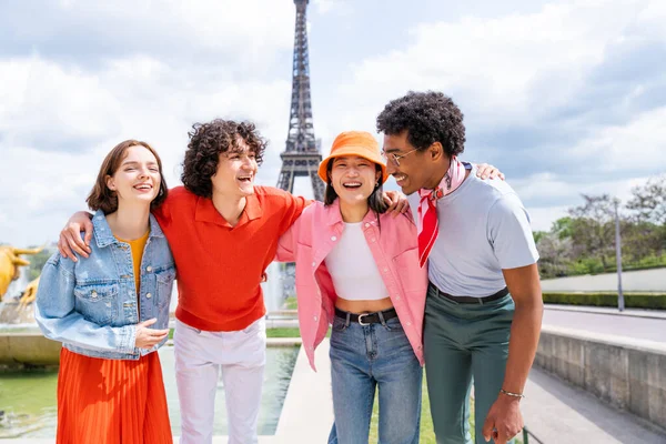 Groupe Jeunes Amis Heureux Visitant Paris Tour Eiffel Région Trocadéro — Photo