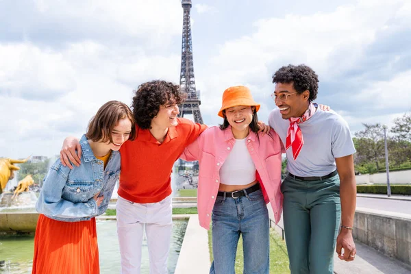 Groep Jonge Vrienden Bezoekt Parijs Eiffeltoren Trocadero Gebied Seine Rivier — Stockfoto