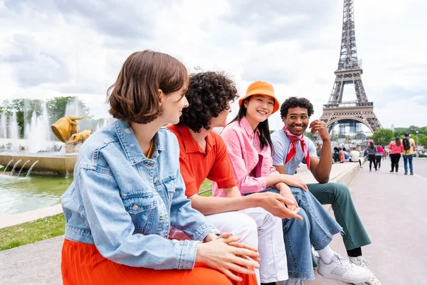 Groupe Jeunes Amis Heureux Visitant Paris Tour Eiffel Région Trocadéro — Photo