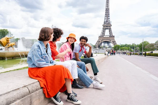 Grup Tineri Prieteni Fericiți Care Vizitează Turnul Paris Turnul Eiffel — Fotografie, imagine de stoc