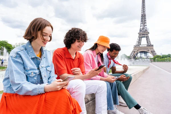 Grupo Jovens Amigos Felizes Que Visitam Paris Torre Eiffel Área — Fotografia de Stock