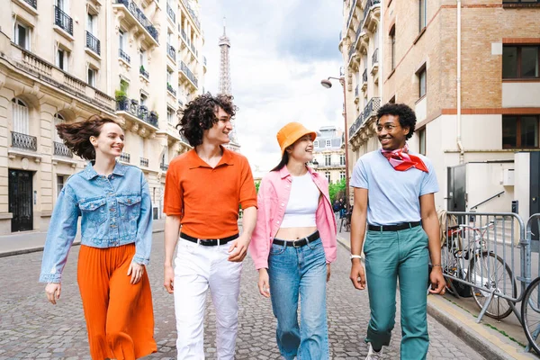 Grupo Jóvenes Amigos Felices Que Visitan París Torre Eiffel Zona — Foto de Stock