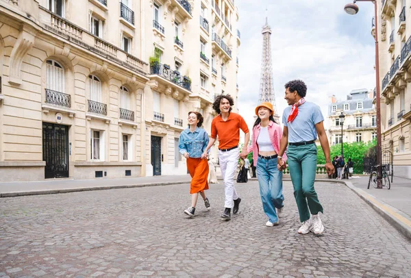 Gruppen Unge Lykkelige Venner Som Besøker Paris Eiffeltårnet Trocadero Området – stockfoto