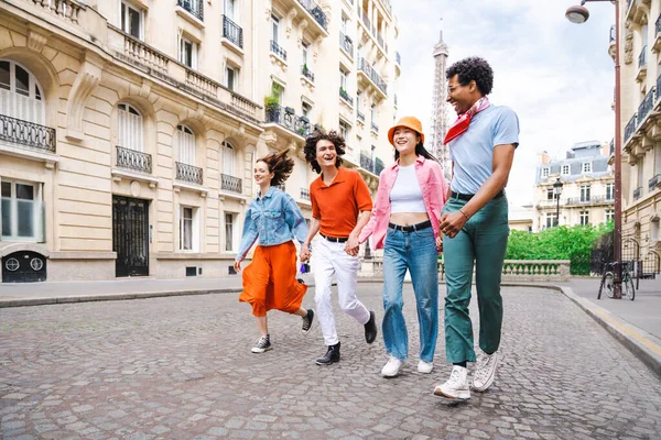Ομάδα Νεαρών Χαρούμενων Φίλων Που Επισκέπτονται Παρίσι Και Τον Πύργο — Φωτογραφία Αρχείου