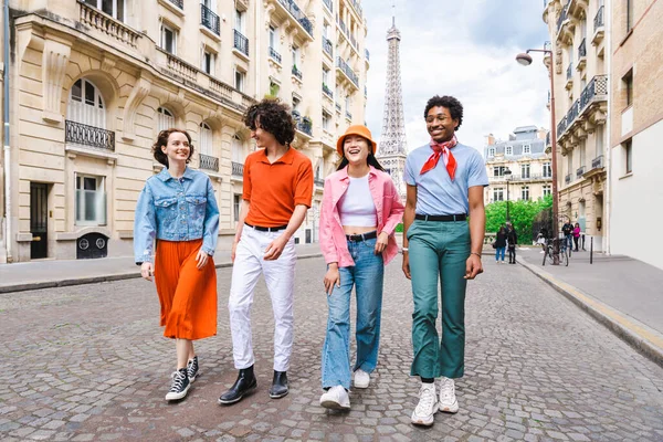 Gruppe Unge Glade Venner Besøger Paris Eiffeltårnet Trocadero Området Seine - Stock-foto