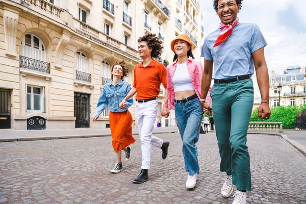 Skupina Mladých Šťastných Přátel Kteří Navštíví Paříž Eiffelovu Věž Oblast — Stock fotografie