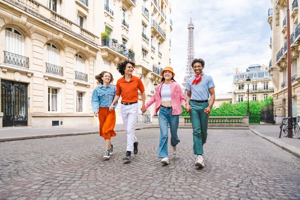 Grupo Jovens Amigos Felizes Que Visitam Paris Torre Eiffel Área — Fotografia de Stock