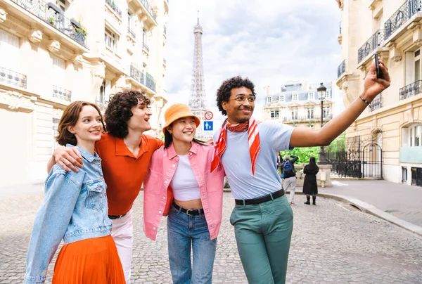 Grup Tineri Prieteni Fericiți Care Vizitează Turnul Paris Turnul Eiffel — Fotografie, imagine de stoc