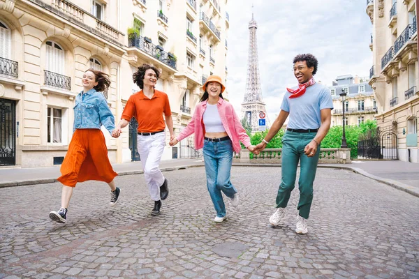Gruppo Giovani Amici Felici Che Visitano Parigi Torre Eiffel Trocadero — Foto Stock
