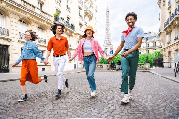 Група Молодих Друзів Які Відвідують Париж Ейфелеву Вежу Район Трокадеро — стокове фото
