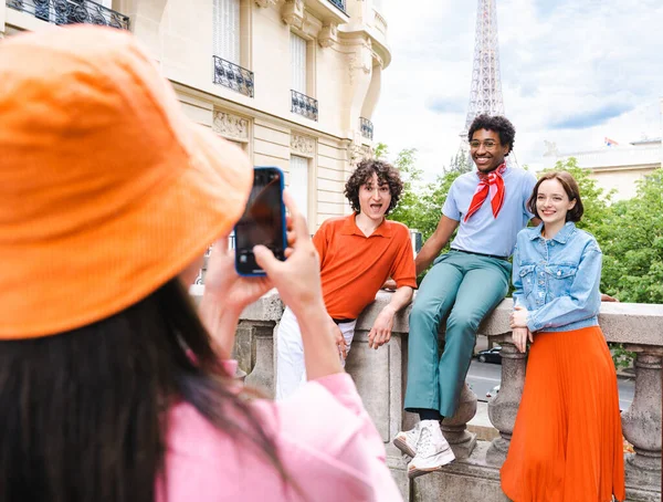 Grup Tineri Prieteni Fericiți Care Vizitează Turnul Paris Turnul Eiffel — Fotografie, imagine de stoc