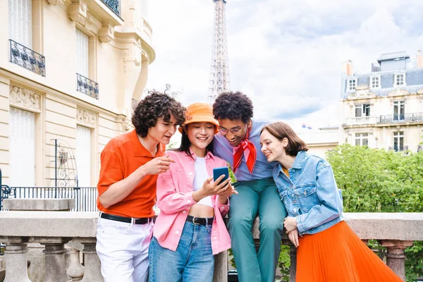 Group Young Happy Friends Visiting Paris Eiffel Tower Trocadero Area — Stock Photo, Image