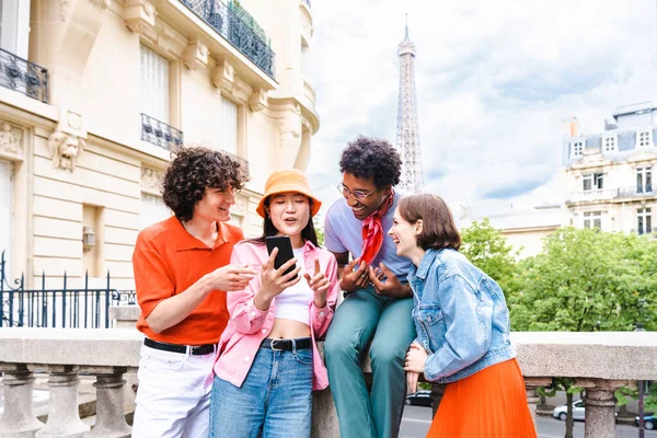 Grupa Młodych Szczęśliwych Przyjaciół Odwiedzających Paryż Wieżę Eiffla Obszar Trocadero — Zdjęcie stockowe
