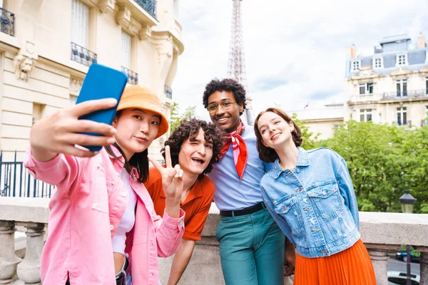 Grupo Jóvenes Amigos Felices Que Visitan París Torre Eiffel Zona —  Fotos de Stock