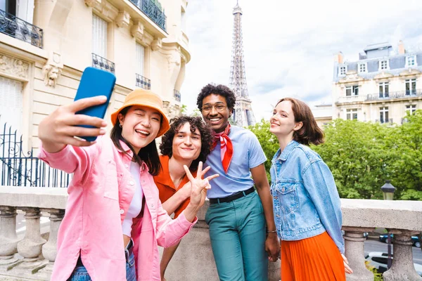 Grupa Młodych Szczęśliwych Przyjaciół Odwiedzających Paryż Wieżę Eiffla Obszar Trocadero — Zdjęcie stockowe