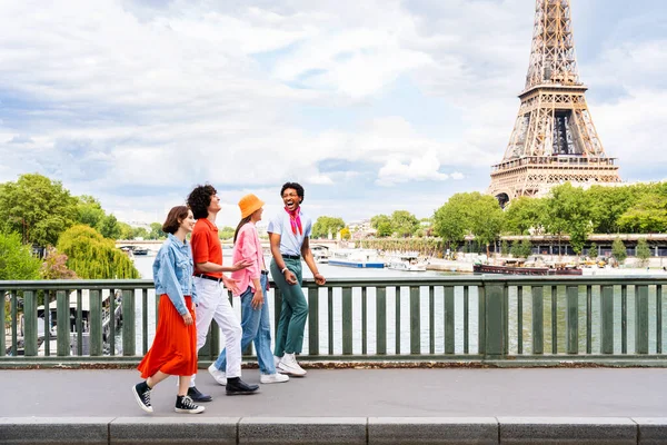 Grup Tineri Prieteni Fericiți Care Vizitează Turnul Paris Turnul Eiffel — Fotografie, imagine de stoc