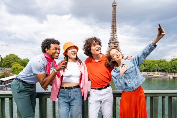 Grupo Jóvenes Amigos Felices Que Visitan París Torre Eiffel Zona —  Fotos de Stock