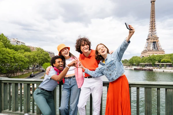 Grupo Jóvenes Amigos Felices Que Visitan París Torre Eiffel Zona —  Fotos de Stock