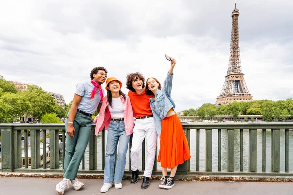 Група Молодих Друзів Які Відвідують Париж Ейфелеву Вежу Район Трокадеро — стокове фото