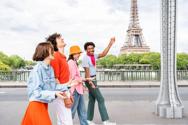 Gruppe Junger Glücklicher Freunde Besucht Paris Und Den Eiffelturm Das — Stockfoto