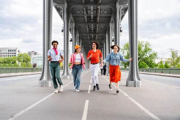 Grup Tineri Prieteni Fericiți Care Vizitează Turnul Paris Turnul Eiffel — Fotografie, imagine de stoc