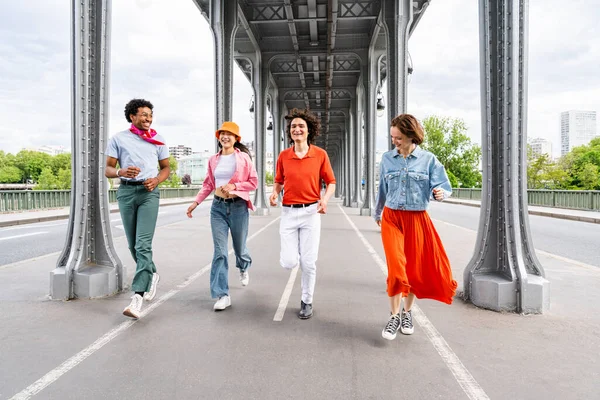 Grupo Jovens Amigos Felizes Que Visitam Paris Torre Eiffel Área — Fotografia de Stock