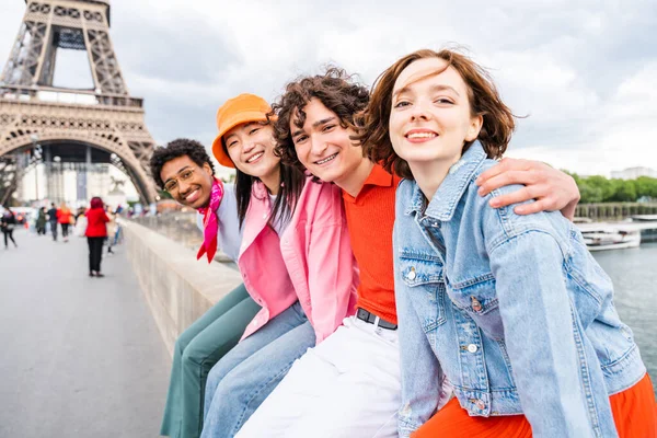 Grupo Jovens Amigos Felizes Que Visitam Paris Torre Eiffel Área — Fotografia de Stock