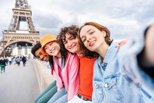 Groupe Jeunes Amis Heureux Visitant Paris Tour Eiffel Région Trocadéro — Photo