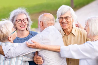 Parkta dışarıda takılan bir grup mutlu yaşlı insan - 60, 70, 80 yaşlarındaki yaşlı insanlar birlikte eğleniyor ve zaman geçiriyorlar, yaşlılar, kıdemliler ve yaşlılık hakkında kavramlar