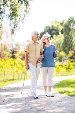 Açık havada engelli güzel bir çift - 60, 70, 80 yaşlarındaki yaşlı insanlar birlikte eğleniyor ve zaman geçiriyorlar, yaşlılar, kıdemliler, sağlık hizmetleri ve yaşlılık hakkında kavramlar