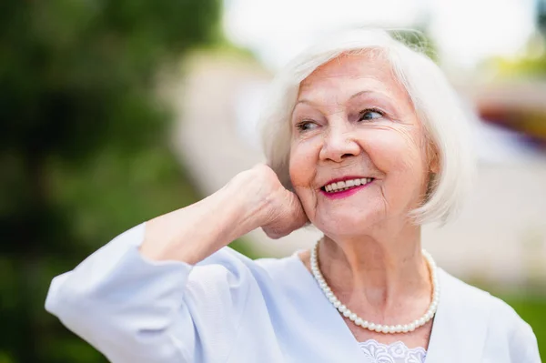 Schöne Ältere Frau Mit Silbernen Haaren Porträt Freien — Stockfoto