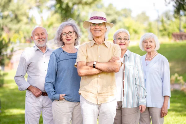 Groupe Personnes Âgées Heureuses Qui Lient Extérieur Parc Les Personnes — Photo