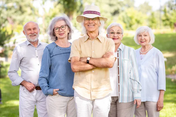 Grupo Personas Mayores Felices Que Unen Aire Libre Parque Personas — Foto de Stock