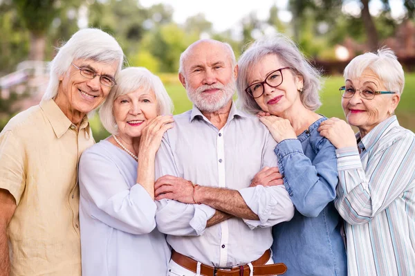 Gruppe Glücklicher Senioren Die Sich Park Freien Treffen Alte Menschen — Stockfoto