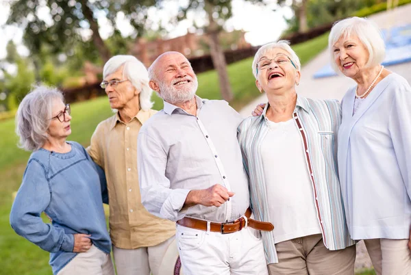Grupo Idosos Felizes Unindo Livre Parque Pessoas Idosas Idade Divertindo — Fotografia de Stock