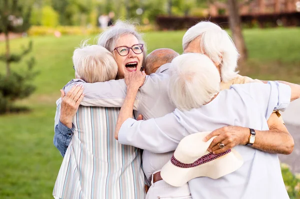 Vidám Idősek Együttléte Parkban Idősek Éves Korukban Szórakoznak Együtt Töltik — Stock Fotó