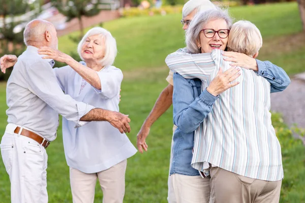 Groep Gelukkige Ouderen Die Zich Buiten Het Park Verenigen Ouderen — Stockfoto