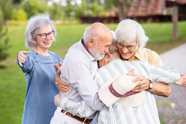 Grupper Glada Äldre Människor Som Förenas Utomhus Parken Äldre Människor — Stockfoto