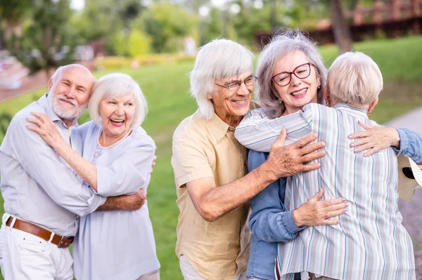 Groep Gelukkige Ouderen Die Zich Buiten Het Park Verenigen Ouderen — Stockfoto