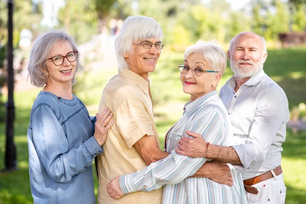 Grupo Personas Mayores Felices Que Unen Aire Libre Parque Personas —  Fotos de Stock