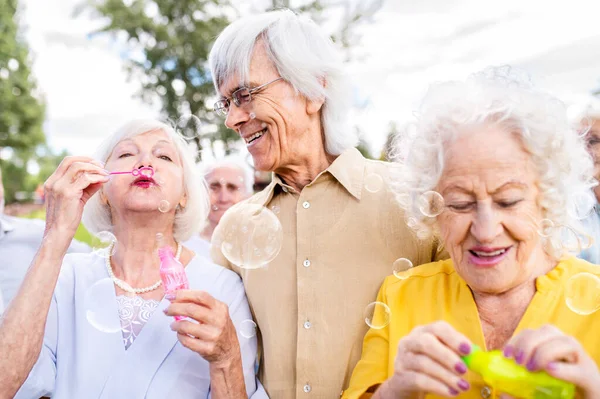 Grupo Idosos Felizes Unindo Livre Parque Pessoas Idosas Idade Divertindo — Fotografia de Stock