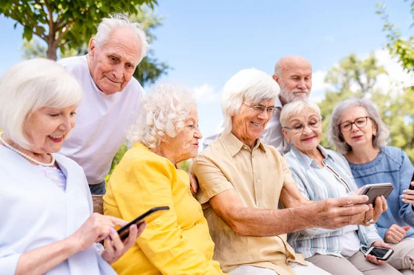 一群快乐的老人聚集在公园外 60岁 70岁 80岁的老人在一起玩乐和消磨时光 对老年人 年资和健康的看法 — 图库照片
