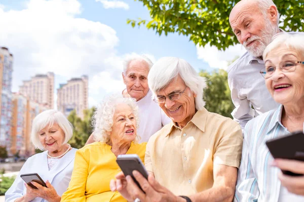 Grupo Personas Mayores Felices Que Unen Aire Libre Parque Personas —  Fotos de Stock